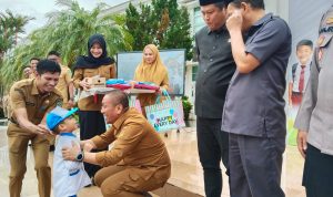 Pembagian seragam sekolah gratis